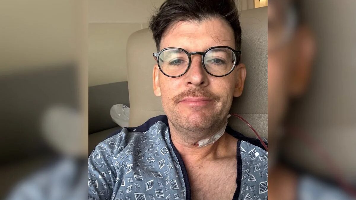 Ator de The Pitt revela diagnóstico de câncer ligado a IST após caroço na garganta