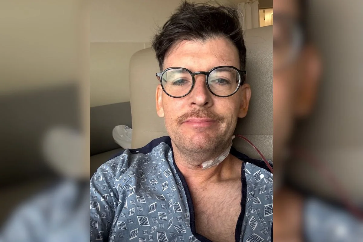 Ator de The Pitt revela diagnóstico de câncer ligado a IST após caroço na garganta