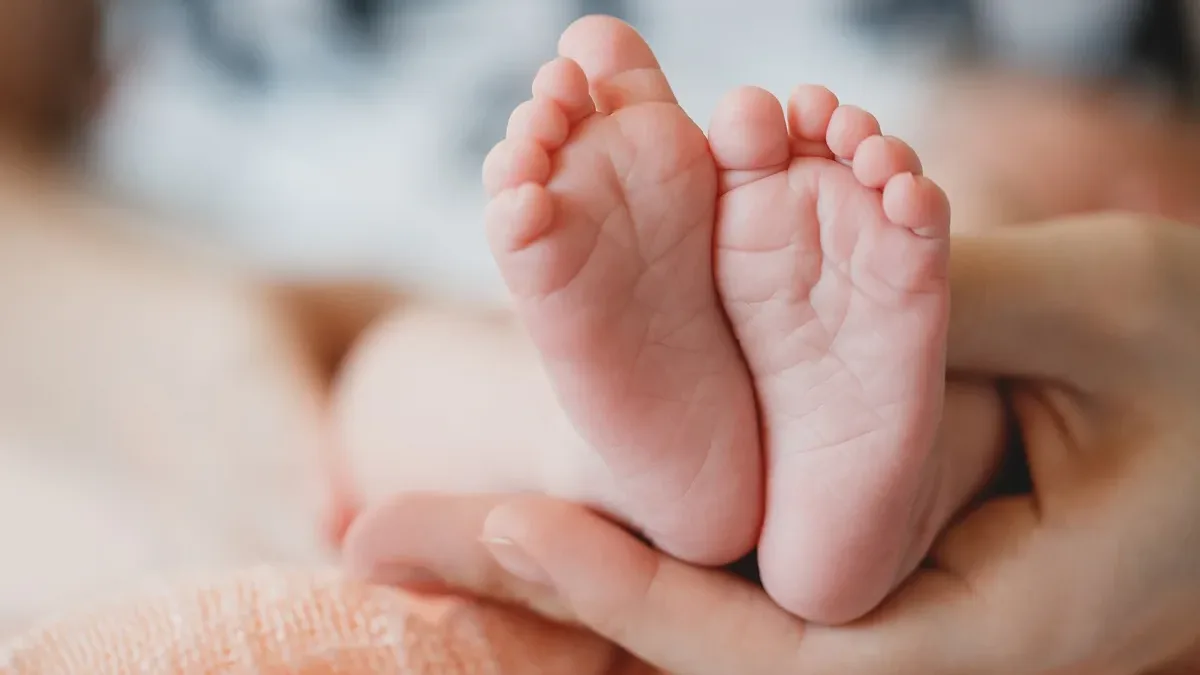 Bebê de 10 meses é ferido por caixas de leite em supermercado de Maringá (PR)