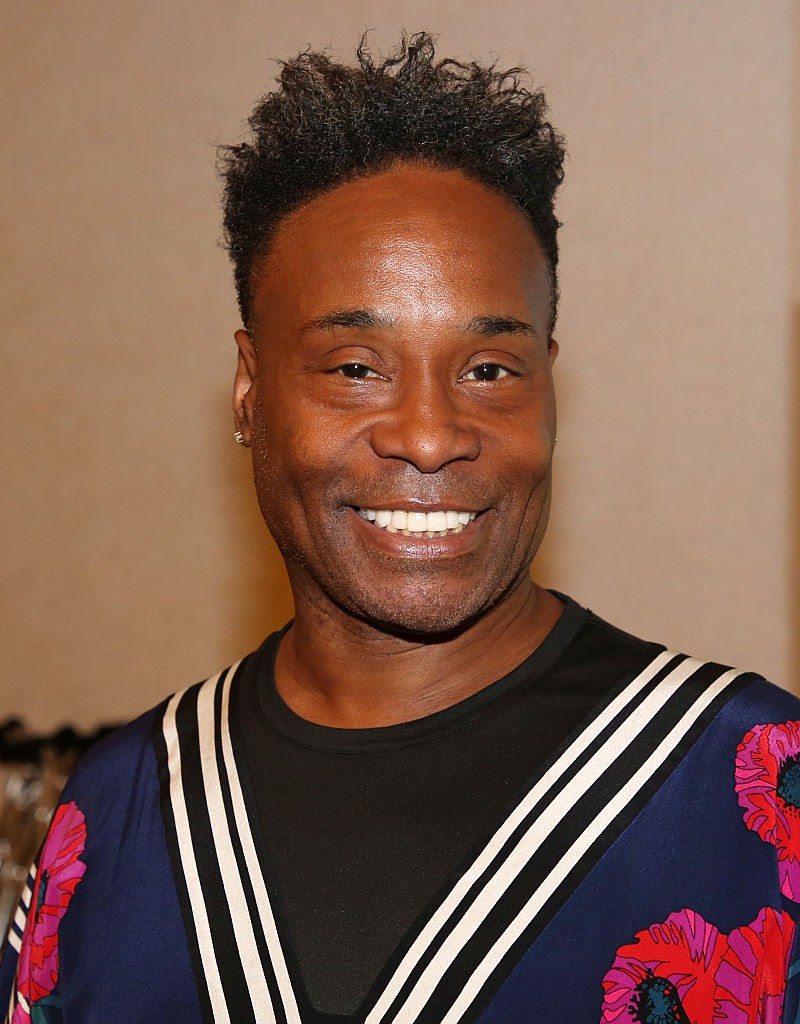Billy Porter emociona ao retornar aos palcos em estreia de La Cage Aux Folles após grave crise de saúde