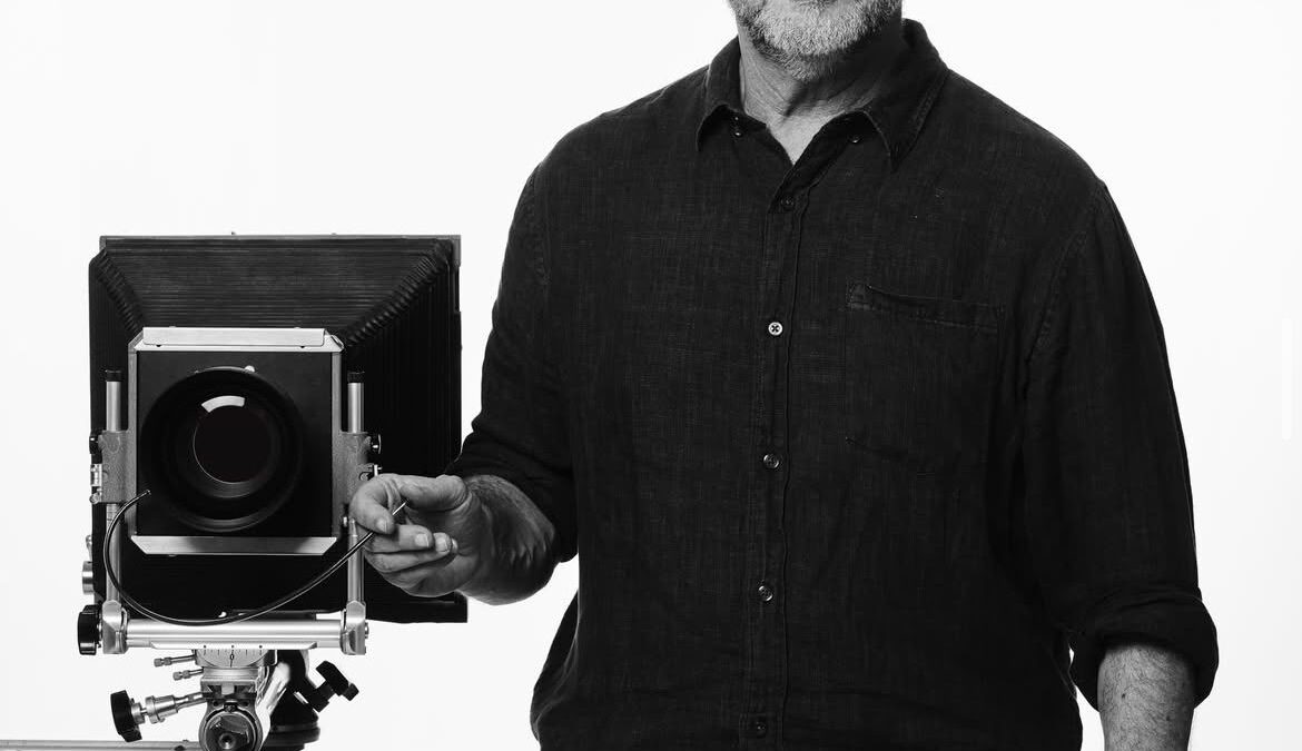 Bob Wolfenson lança livro com fotos que sobreviveram a enchentes em seu estúdio