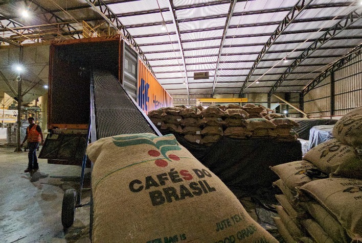 Brasil exporta 35,4 milhões de sacas de café, mas receita se mantém estável