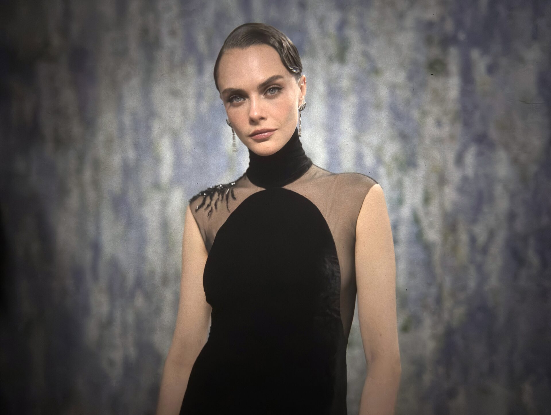 Cara Delevingne relembra overdose e destaca apoio da namorada em momento crítico