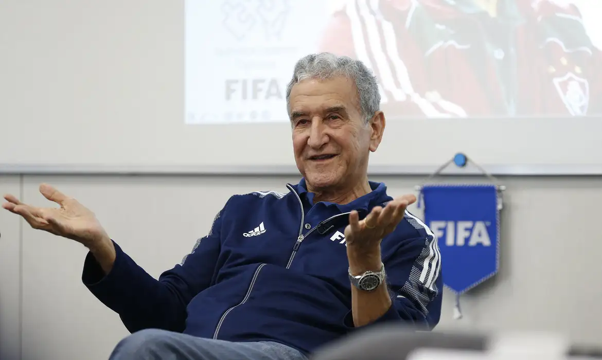 Carlos Alberto Parreira, técnico campeão do mundo, passa por cirurgia no Rio