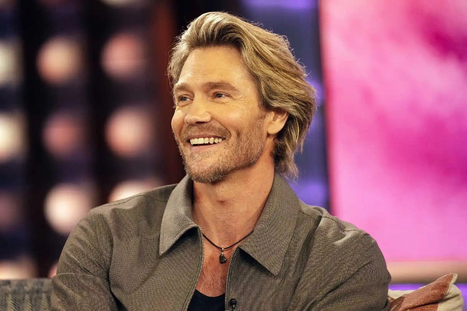 Chad Michael Murray revive nostalgia dos anos 2000 em nova campanha da Bubly