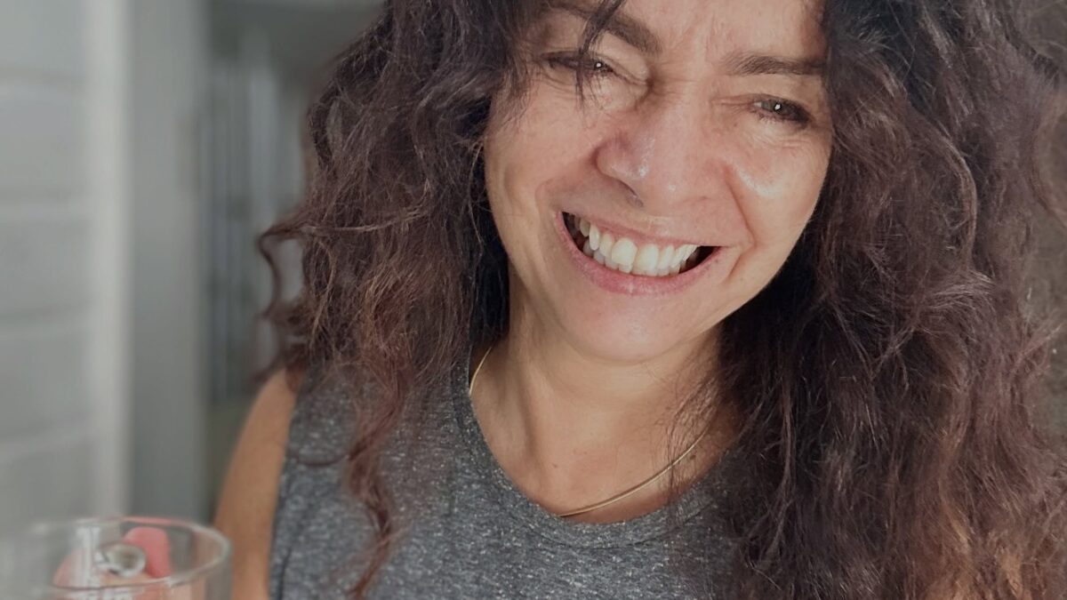 Claudia Ohana compartilha foto natural e celebra autoestima nas redes sociais