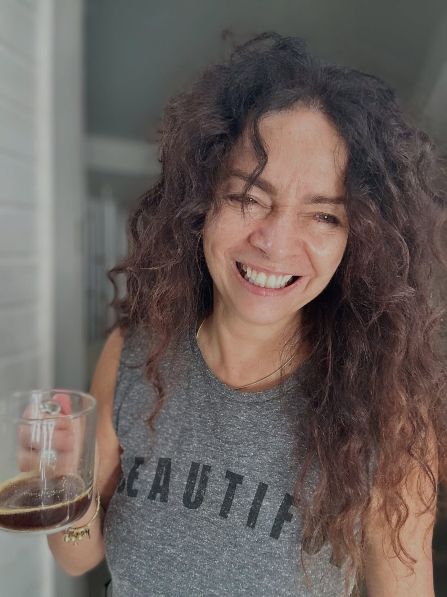 Claudia Ohana compartilha foto natural e celebra autoestima nas redes sociais