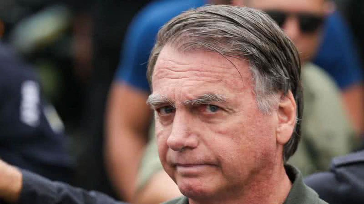 Condomínio de Bolsonaro processa ex-assessor por protesto em frente à residência