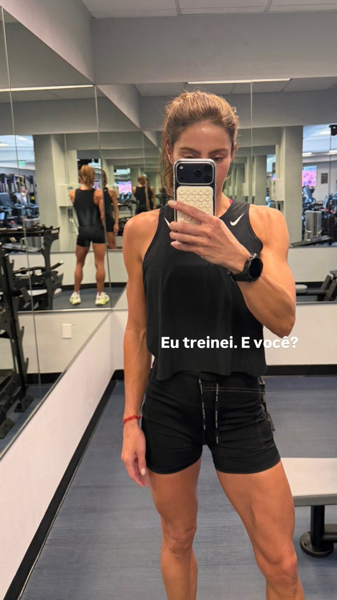 Daniella Cicarelli exibe corpo em selfie pós-treino e provoca: 'E você?'