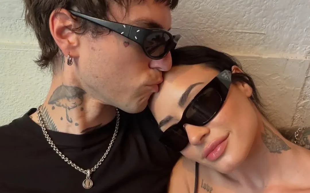 Demi Lovato celebra aniversário de casamento em Barcelona com álbum de fotos