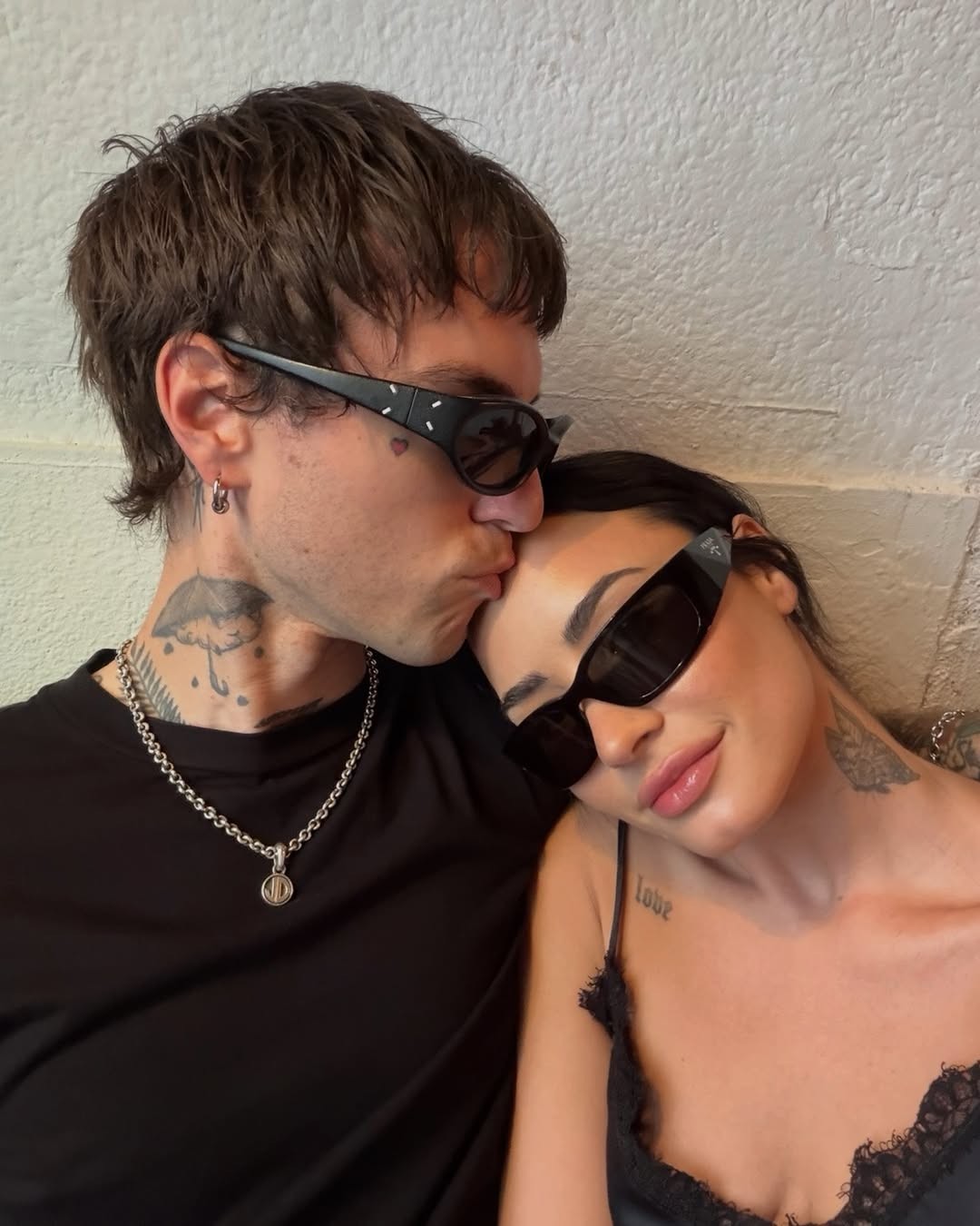 Demi Lovato celebra aniversário de casamento em Barcelona com álbum de fotos