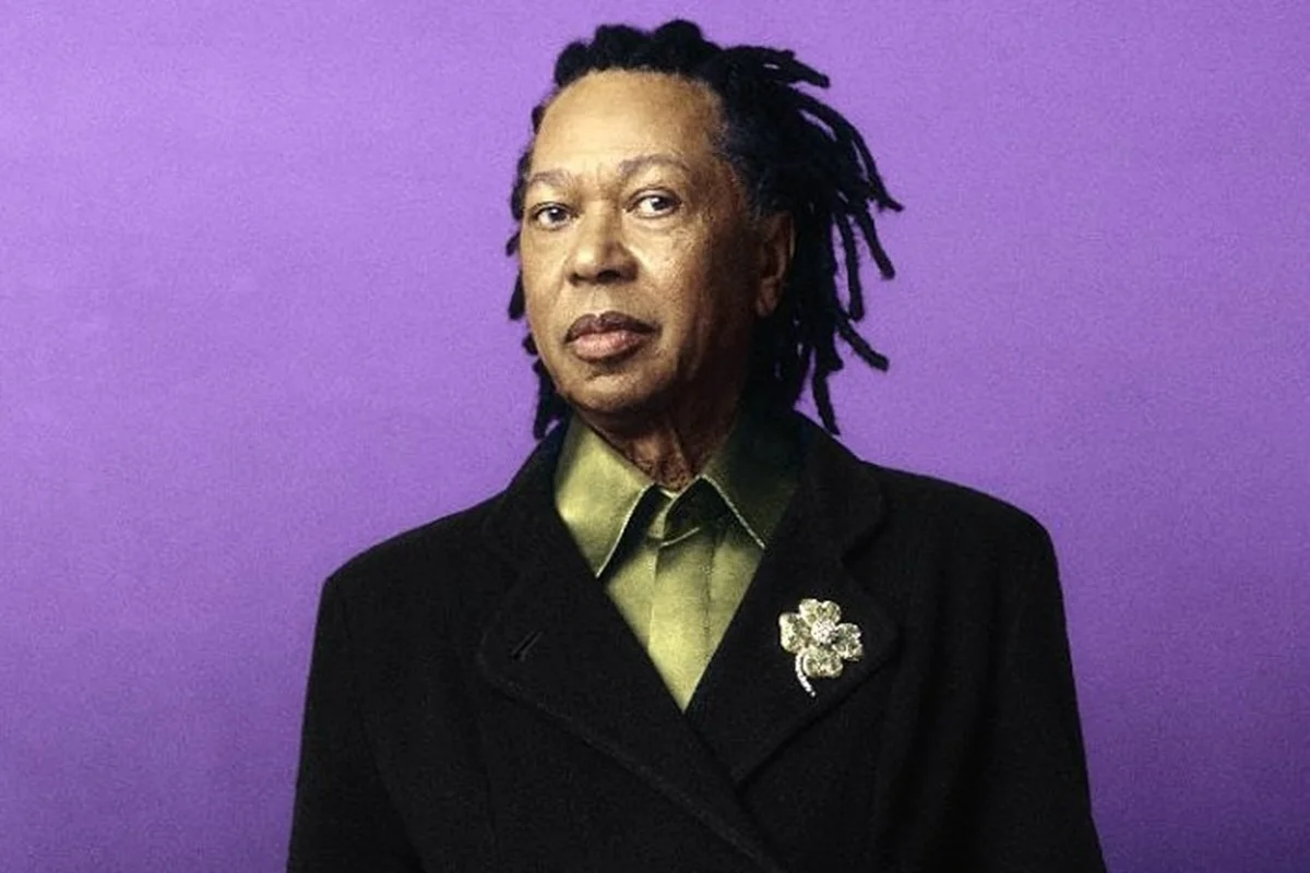 Djavan reafirma identidade artística e ignora pressões das redes sociais em turnê de 50 anos