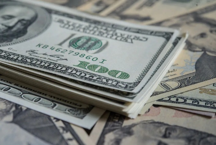 Dólar abre em alta e se mantém próximo a R$ 5,20 com inflação no foco dos investidores
