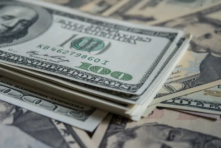 Dólar abre em alta e se mantém próximo a R$ 5,20 com inflação no foco dos investidores