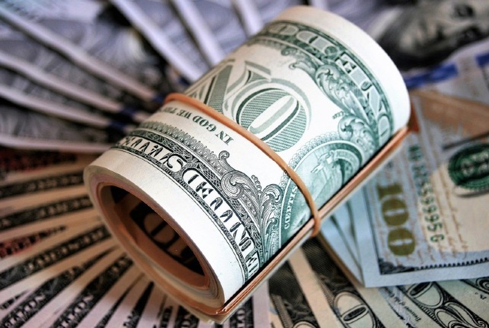 Dólar ultrapassa R$ 5,20 e Ibovespa inicia dia atento a juros e petróleo