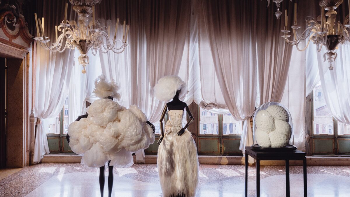 Dries Van Noten inaugura fundação de moda e arte em palácio histórico de Veneza