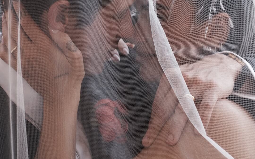 Dua Lipa revela fotos inéditas do casamento com Callum Turner na Itália