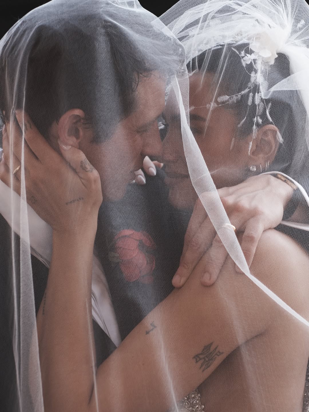 Dua Lipa revela fotos inéditas do casamento com Callum Turner na Itália