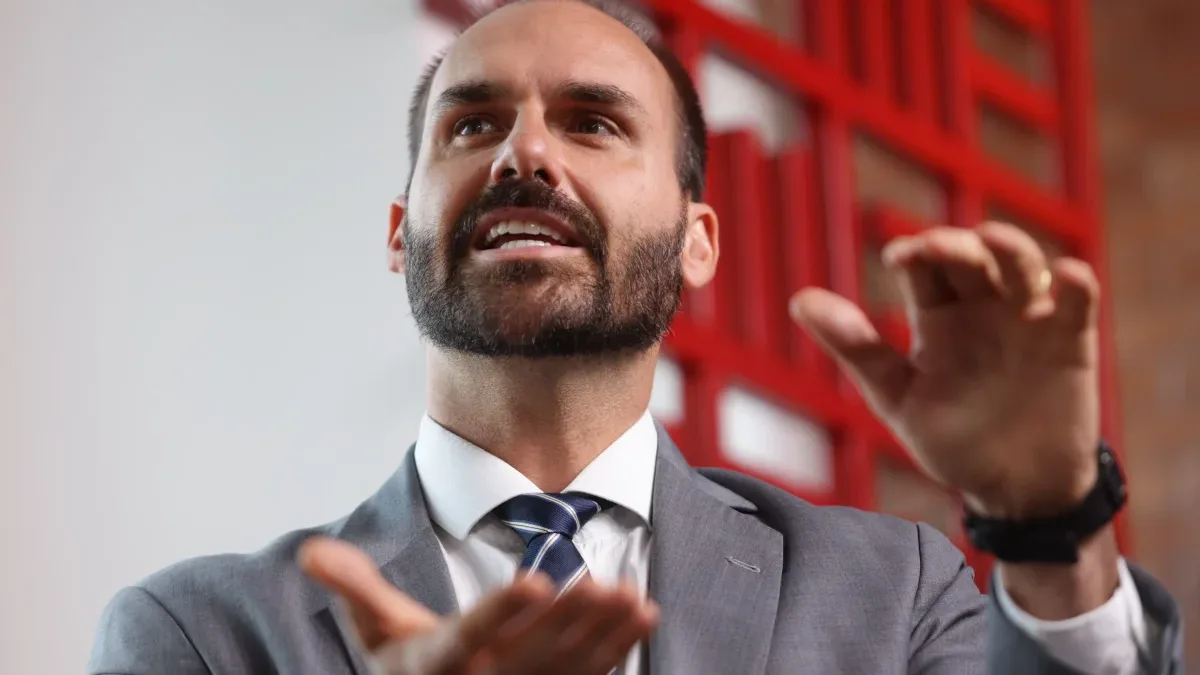 Eduardo Bolsonaro defende Flávio em meio à crise com Michelle Bolsonaro