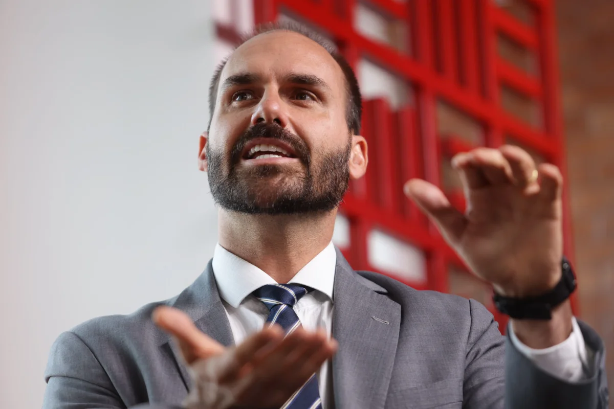 Eduardo Bolsonaro defende Flávio em meio à crise com Michelle Bolsonaro