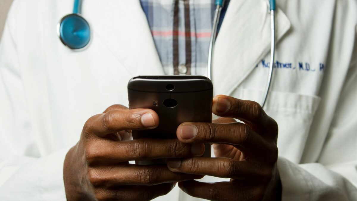 Enamed será obrigatório para registro de médicos no Brasil, define MP de Lula