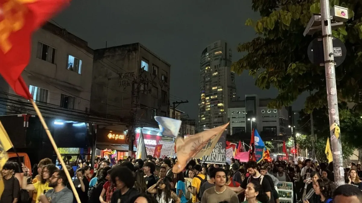 Estudantes protestam na Avenida Paulista contra cortes nas universidades de SP