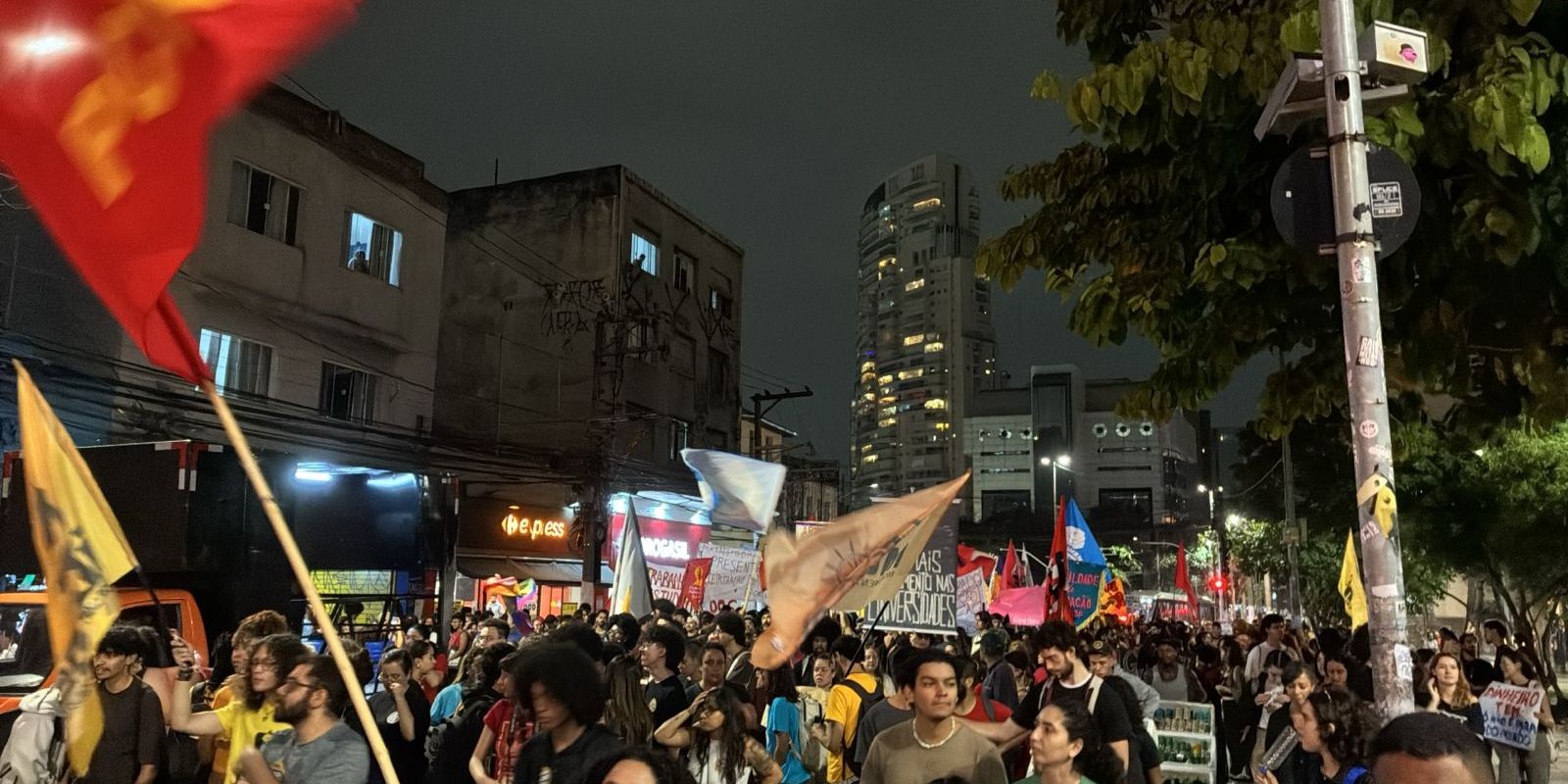Estudantes protestam na Avenida Paulista contra cortes nas universidades de SP