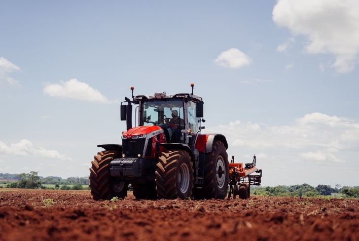 Evolução dos tratores: da força bruta à inteligência artificial no agronegócio brasileiro