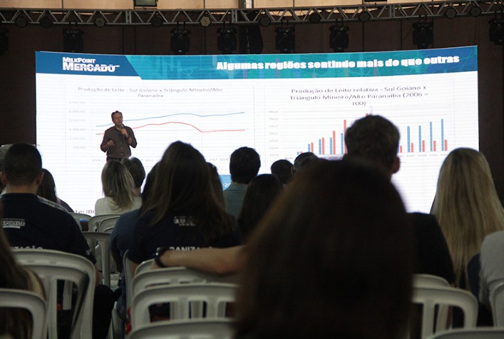 Expoleite 2026 discute economia e mercado de grãos com especialistas no Paraná