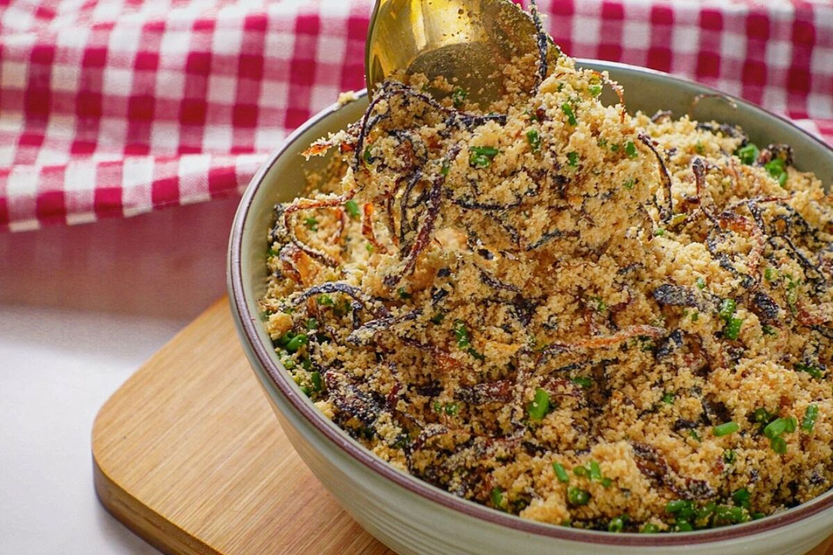 Farofa de cebola crocante: o acompanhamento perfeito para suas carnes