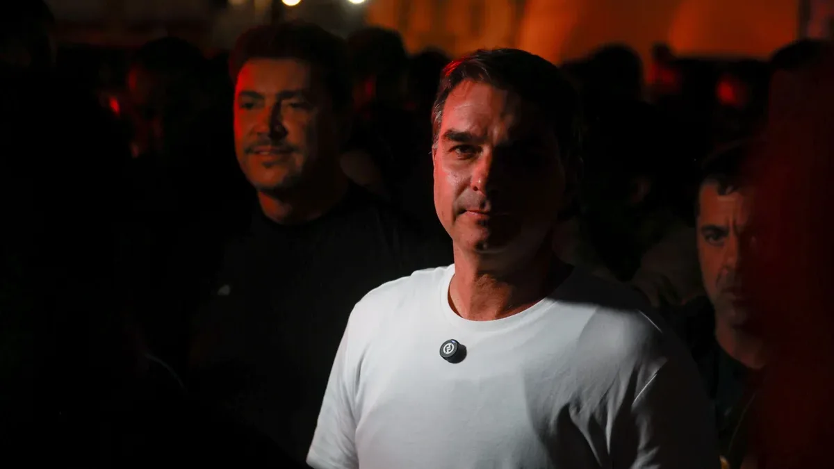Flávio Bolsonaro caminha 18 km em romaria em Goiás e ignora crise com Michelle