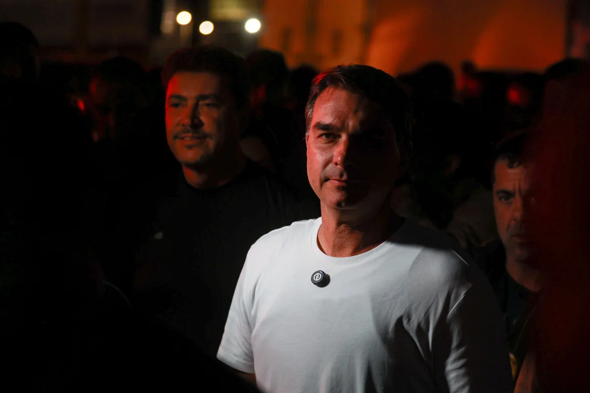 Flávio Bolsonaro caminha 18 km em romaria em Goiás e ignora crise com Michelle