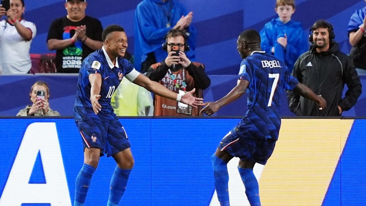 França vence Iraque por 3 a 0 com dois gols de Mbappé e lidera grupo na Copa