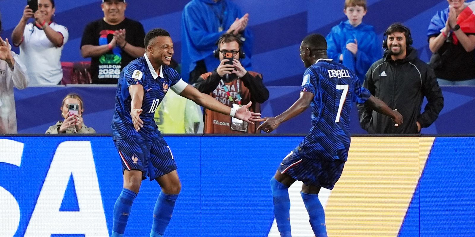 França vence Iraque por 3 a 0 com dois gols de Mbappé e lidera grupo na Copa