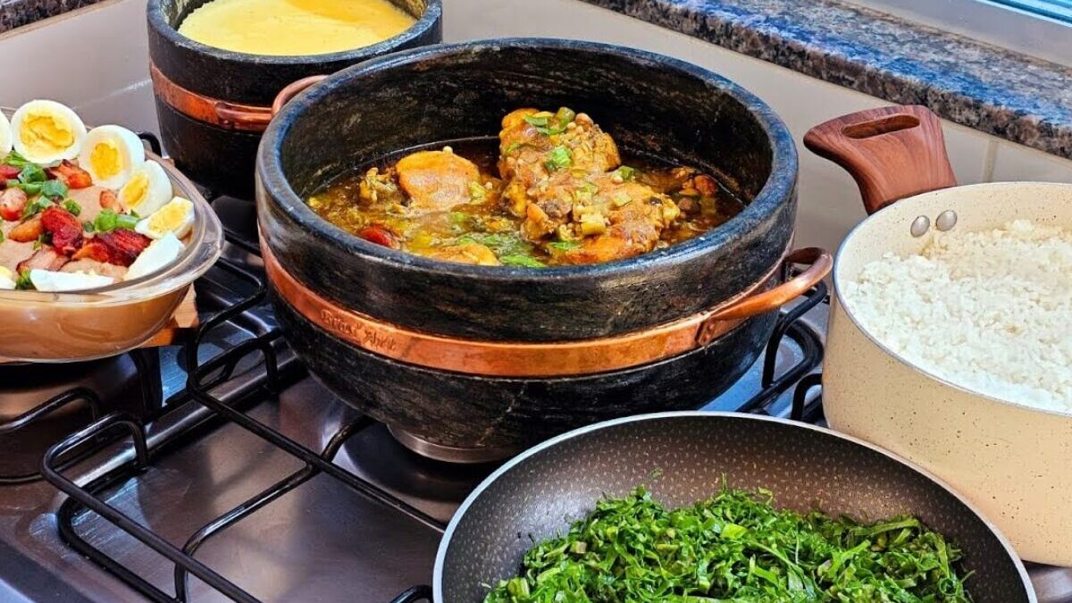 Frango com quiabo: receita tradicional mineira que combina com angu delicioso