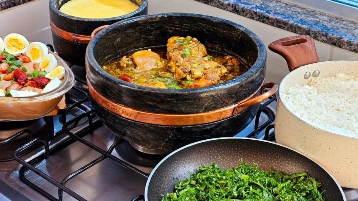 Frango com quiabo: receita tradicional mineira que combina com angu delicioso