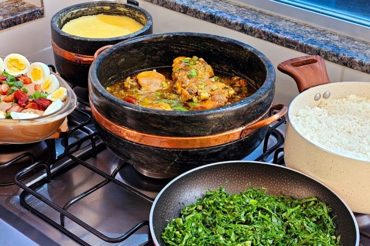 Frango com quiabo: receita tradicional mineira que combina com angu delicioso