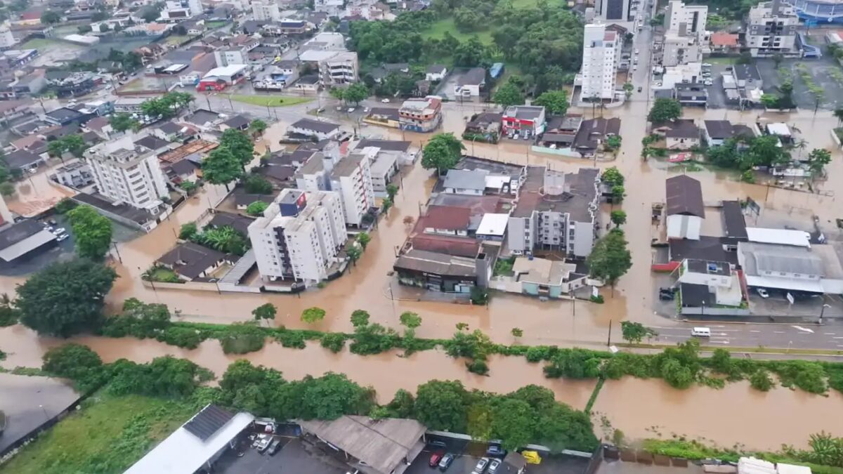 Frente fria provoca temporais e risco de enxurradas em Santa Catarina