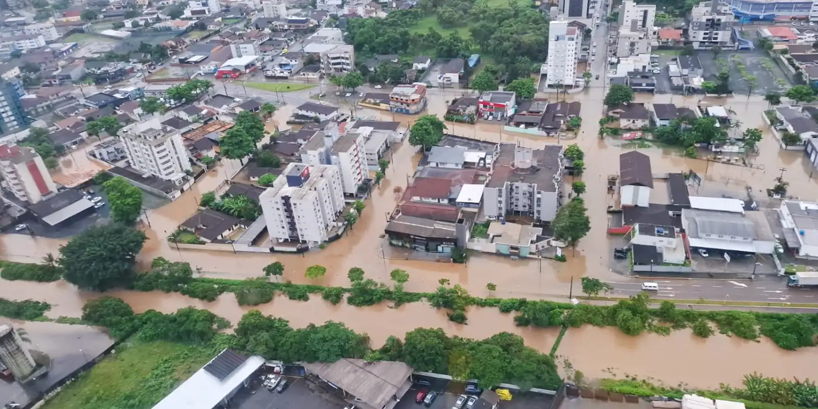 Frente fria provoca temporais e risco de enxurradas em Santa Catarina