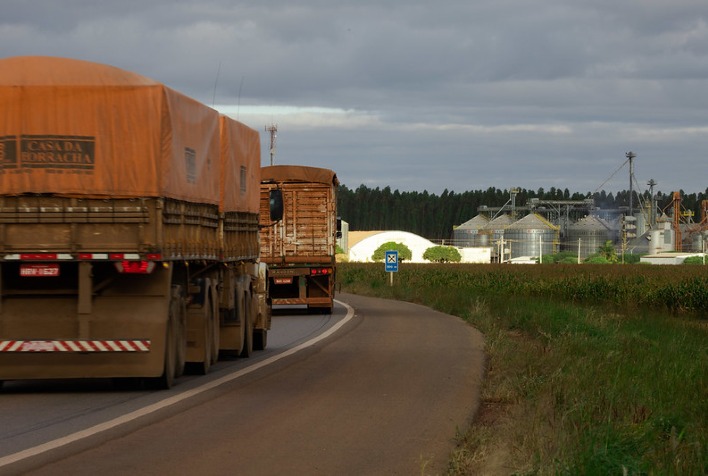 Frete rodoviário cai em maio, mas agronegócio mantém demanda aquecida