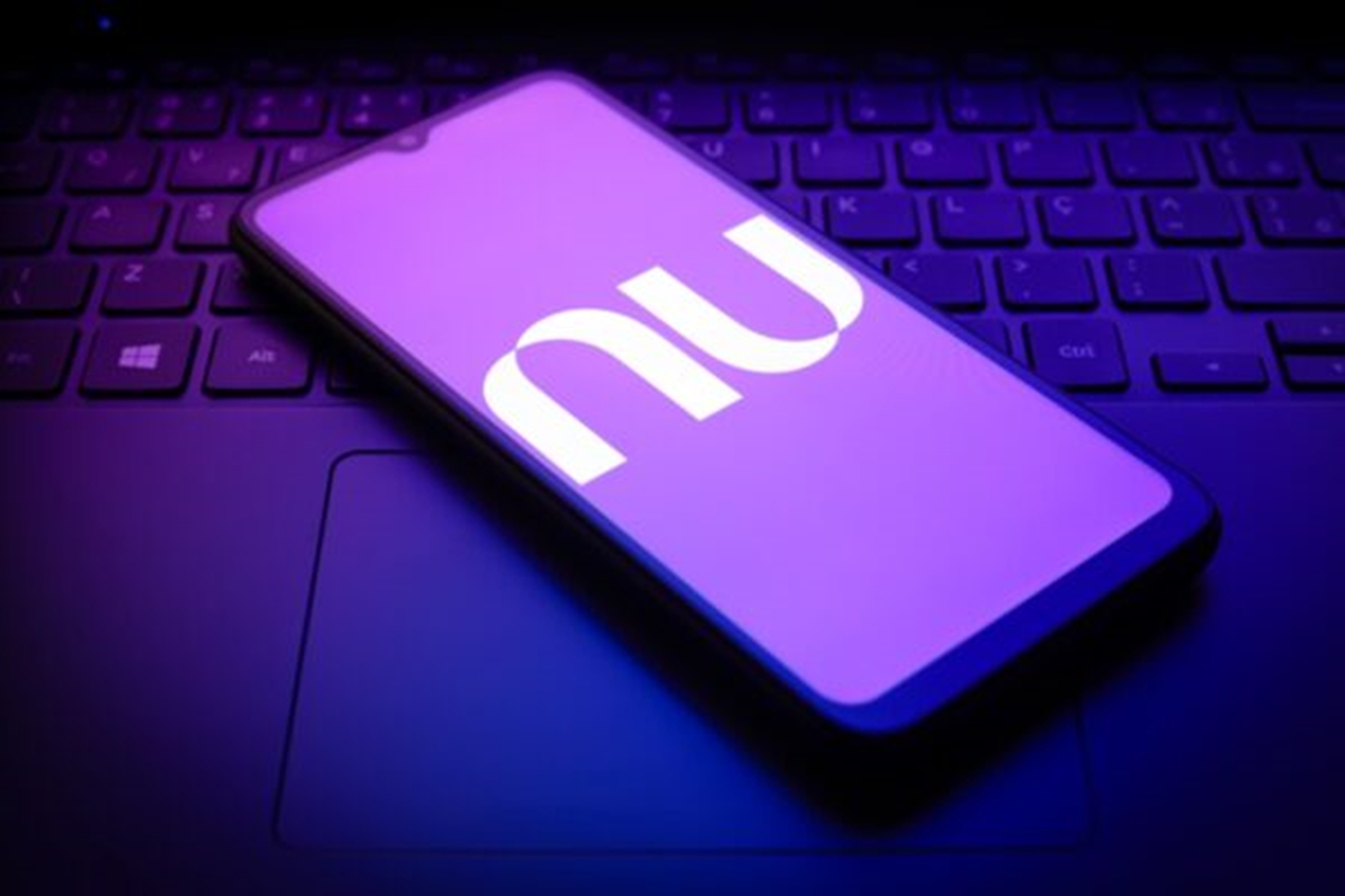 Fundadora do Nubank classifica como "bizarro" alerta falso sobre liquidação