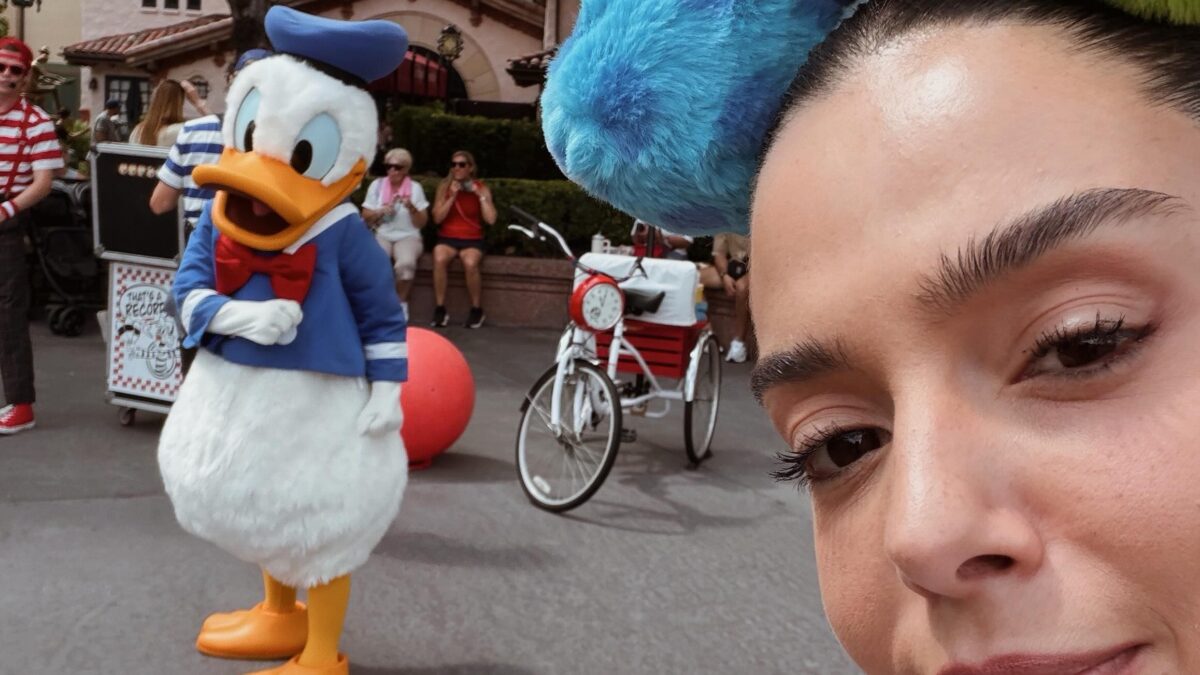 Giovanna Lancellotti compartilha momentos mágicos na Disney e revive a infância