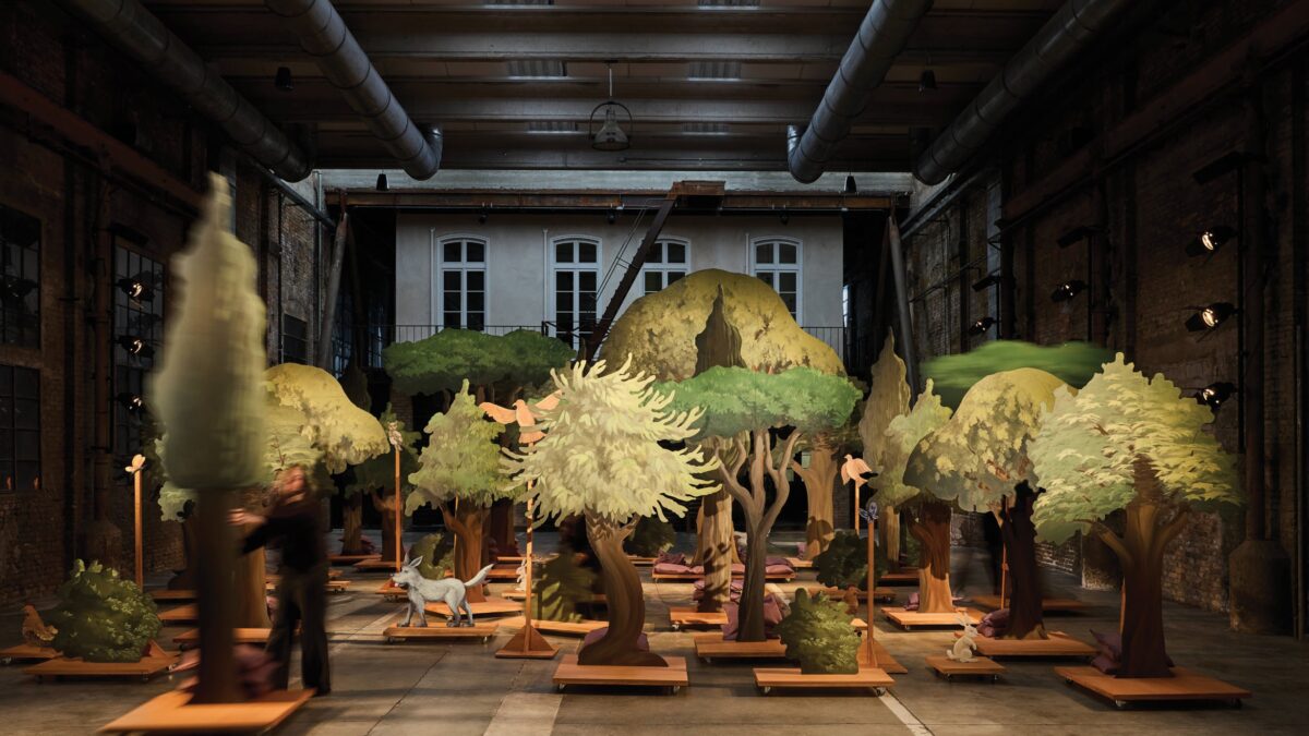 Golden Goose apresenta instalação 'The Forest for the Trees' em Veneza durante a Bienal