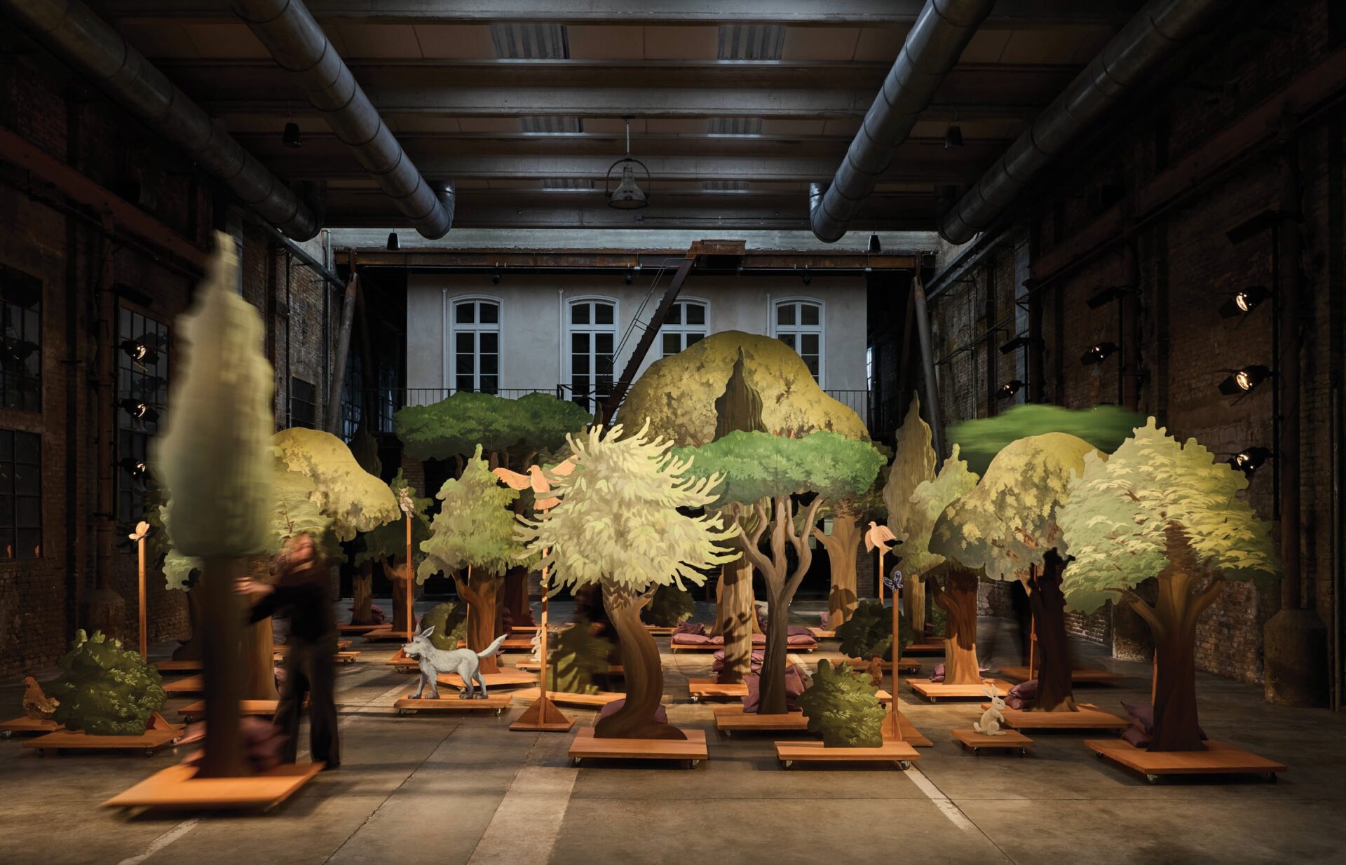 Golden Goose apresenta instalação 'The Forest for the Trees' em Veneza durante a Bienal