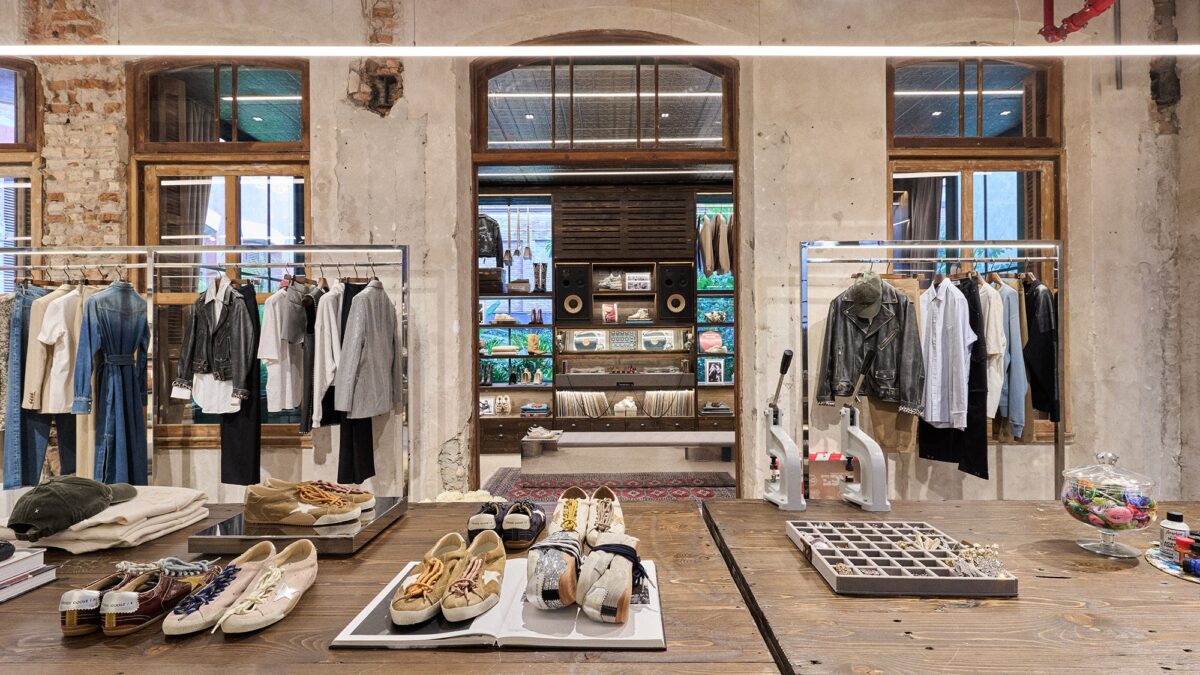 Golden Goose inaugura loja experiencial no Mata Lab, em São Paulo, com personalização e serviços de reparo.