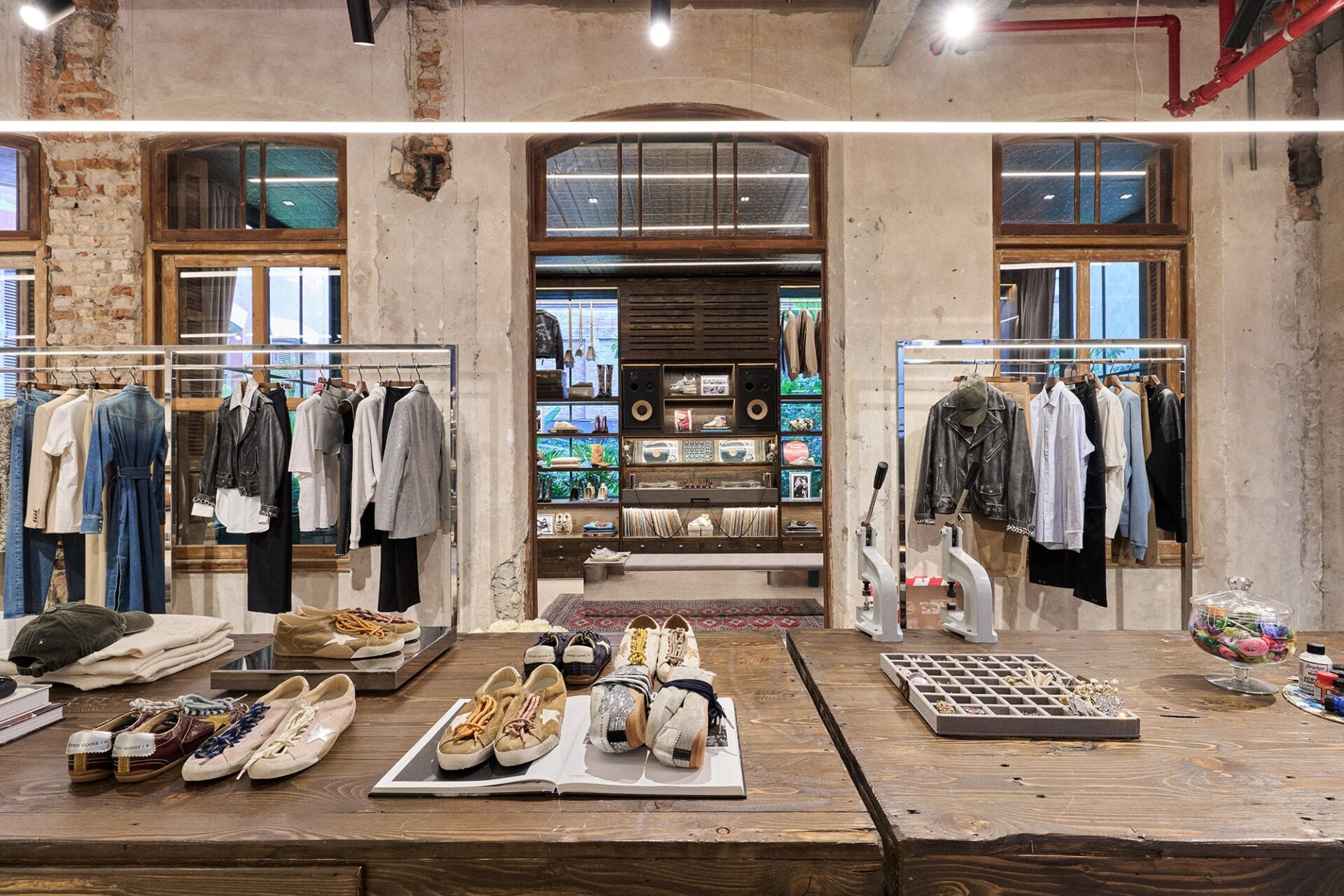 Golden Goose inaugura loja experiencial no Mata Lab, em São Paulo, com personalização e serviços de reparo.