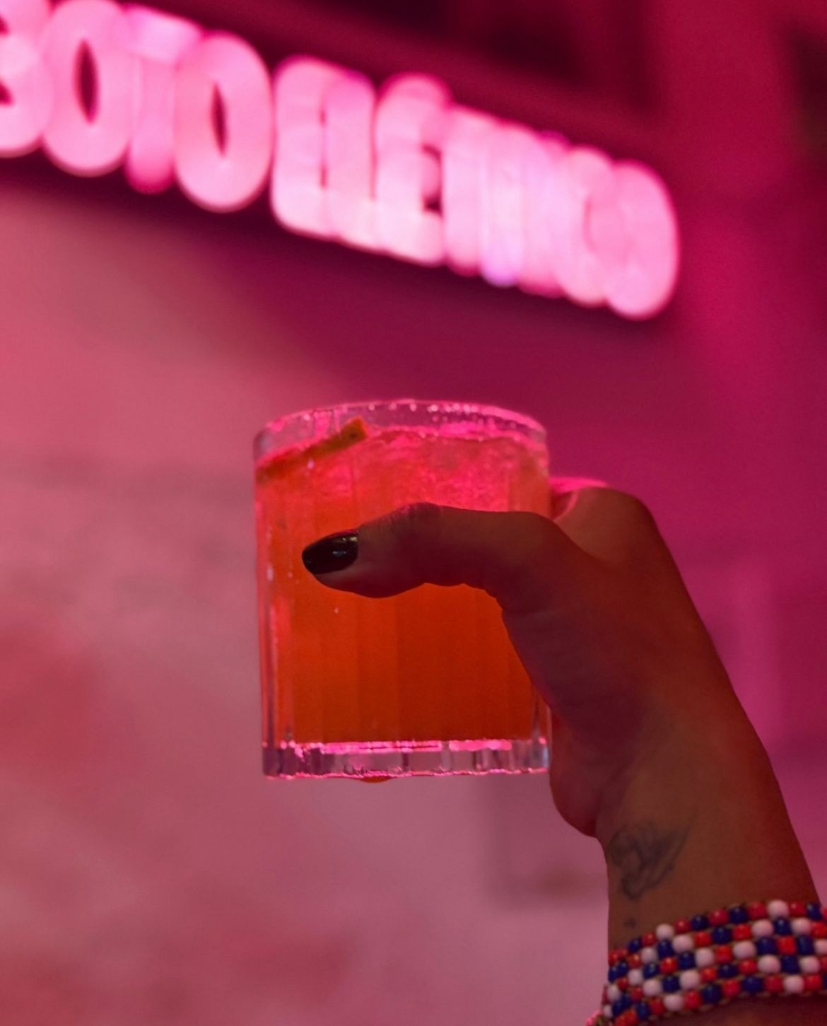 Guia de espaços seguros para a comunidade LGBTQIAPN+ assistir à Copa em SP