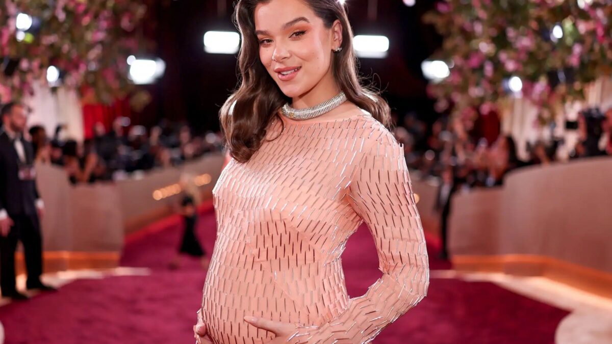 Hailee Steinfeld revela nome da filha e compartilha reflexões sobre maternidade