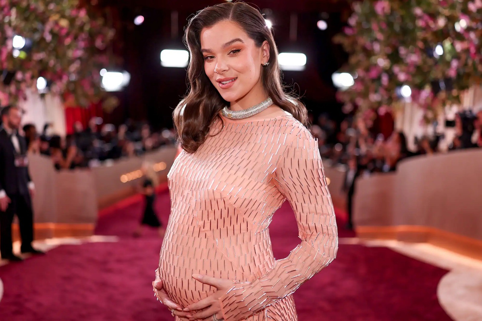 Hailee Steinfeld revela nome da filha e compartilha reflexões sobre maternidade