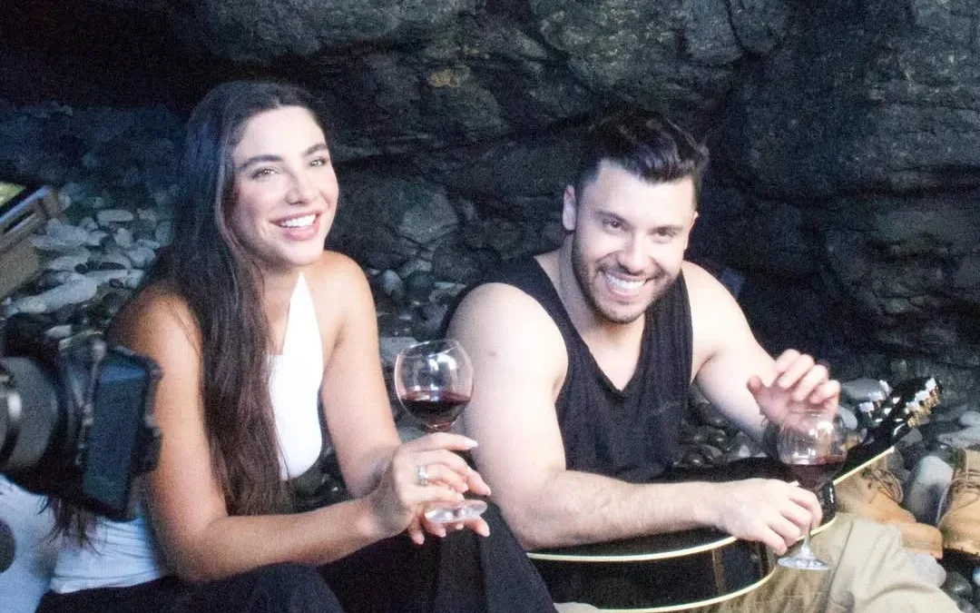 Huff celebra 3 anos de amor com fotos românticas e declaração emocionante